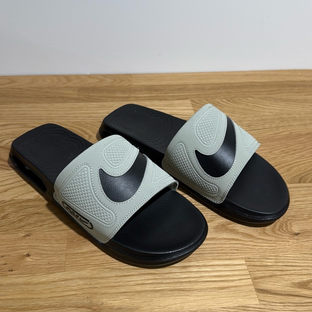 Brand new pair of men’s Nike Air Max Cirro size 9